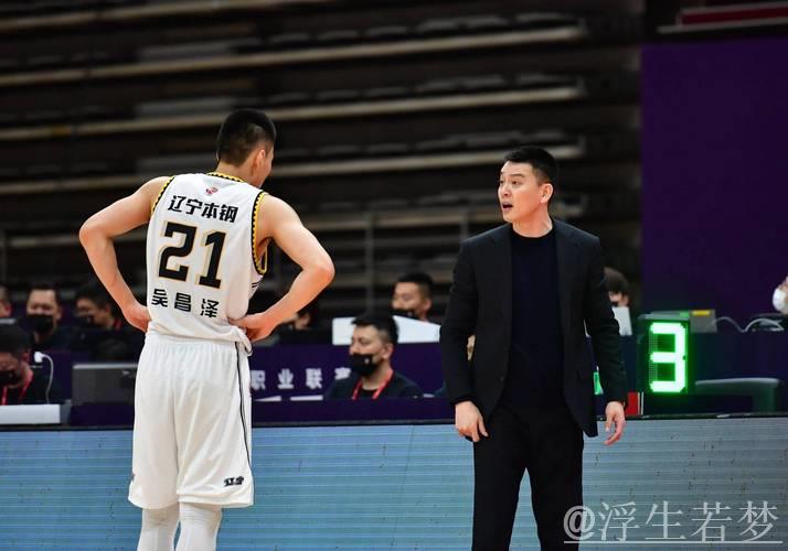 杨鸣单独部署王岚嵚与外援战术，付豪加强投篮训练